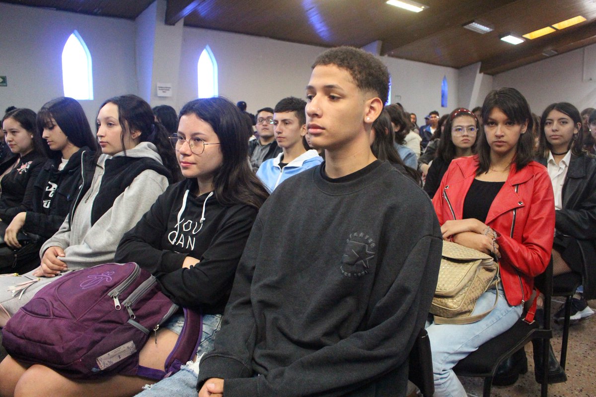 UniveMayor's tweet photo. Con la participación de estudiantes de nuestros programas de pregrado estamos desarrollando las inducciones donde damos la Bienvenida a nuestros estudiantes, qué se acercan pro primera vez a nuestra Universidad.💙
#unicolmayor #inducciones https://t.co/GcITtTij26
