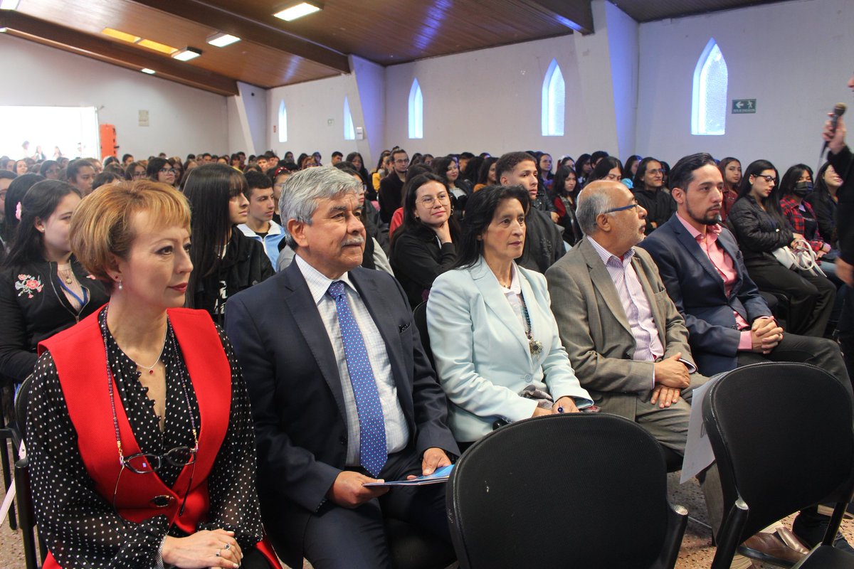 UniveMayor's tweet photo. Con la participación de estudiantes de nuestros programas de pregrado estamos desarrollando las inducciones donde damos la Bienvenida a nuestros estudiantes, qué se acercan pro primera vez a nuestra Universidad.💙
#unicolmayor #inducciones https://t.co/GcITtTij26
