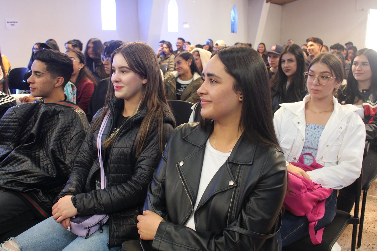 UniveMayor's tweet photo. Con la participación de estudiantes de nuestros programas de pregrado estamos desarrollando las inducciones donde damos la Bienvenida a nuestros estudiantes, qué se acercan pro primera vez a nuestra Universidad.💙
#unicolmayor #inducciones https://t.co/GcITtTij26
