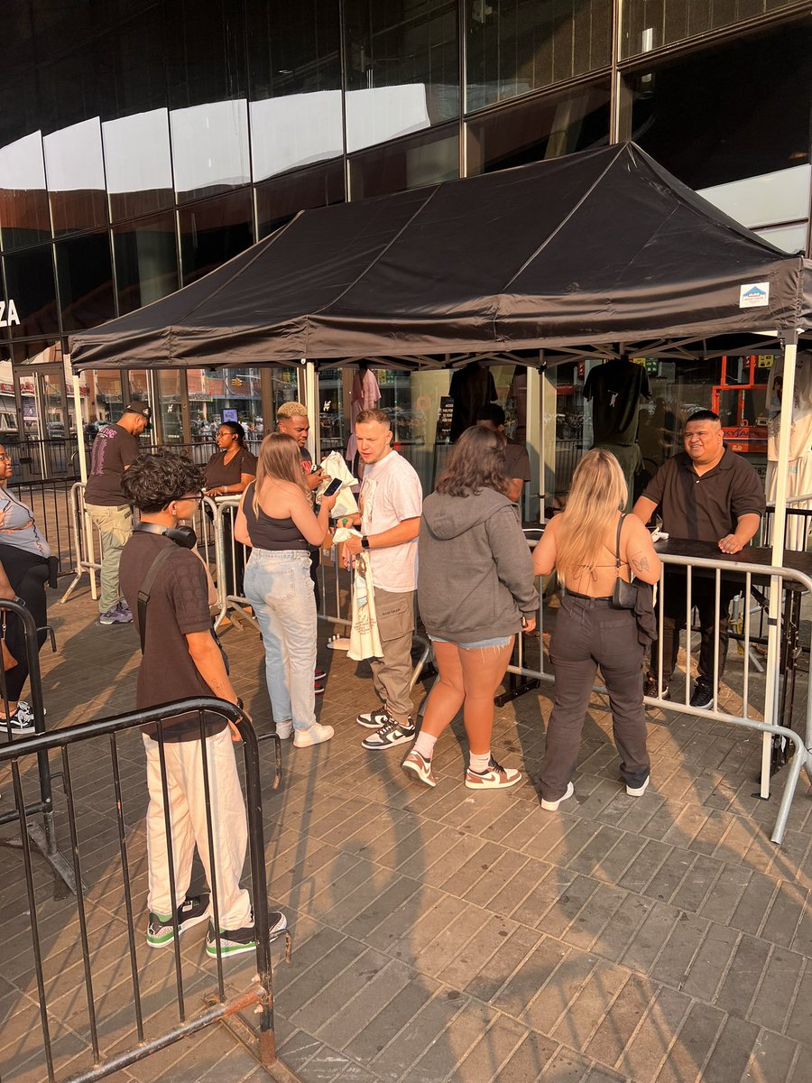TrifectaMerch's tweet photo. Get that @Drake & @21savage merch before you walk in tonight ๐
Shop #IAABTour all week long at @barclayscenter โผ๏ธ
๐ Location is junction of Flatbush and 5th Ave
#HerLoss #HonestlyNevermind #drake #drizzy #ovo #itsallablurtour #iaab #itsallablurtour23 #drakemerch https://t.co/0Ouxw19TM7