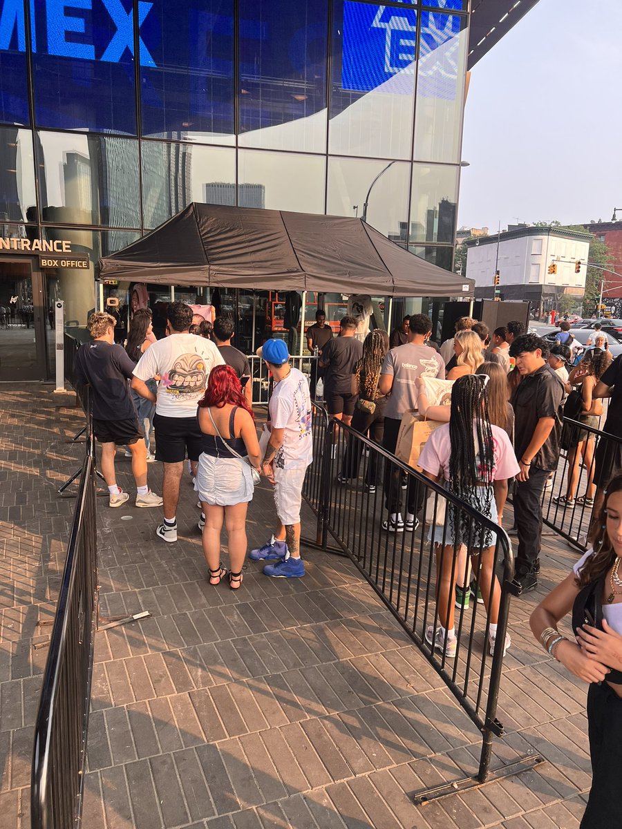 TrifectaMerch's tweet photo. Get that @Drake & @21savage merch before you walk in tonight ๐
Shop #IAABTour all week long at @barclayscenter โผ๏ธ
๐ Location is junction of Flatbush and 5th Ave
#HerLoss #HonestlyNevermind #drake #drizzy #ovo #itsallablurtour #iaab #itsallablurtour23 #drakemerch https://t.co/0Ouxw19TM7
