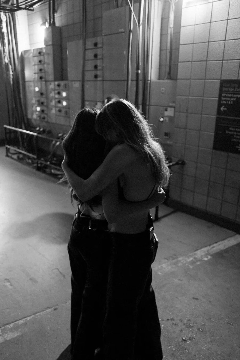 photosby_ali_'s tweet photo. Get to see these 3 tonight 🥹🥹🥹 
IT’S HAIM TIME BABY #daysareback https://t.co/0JkVvxtkPI