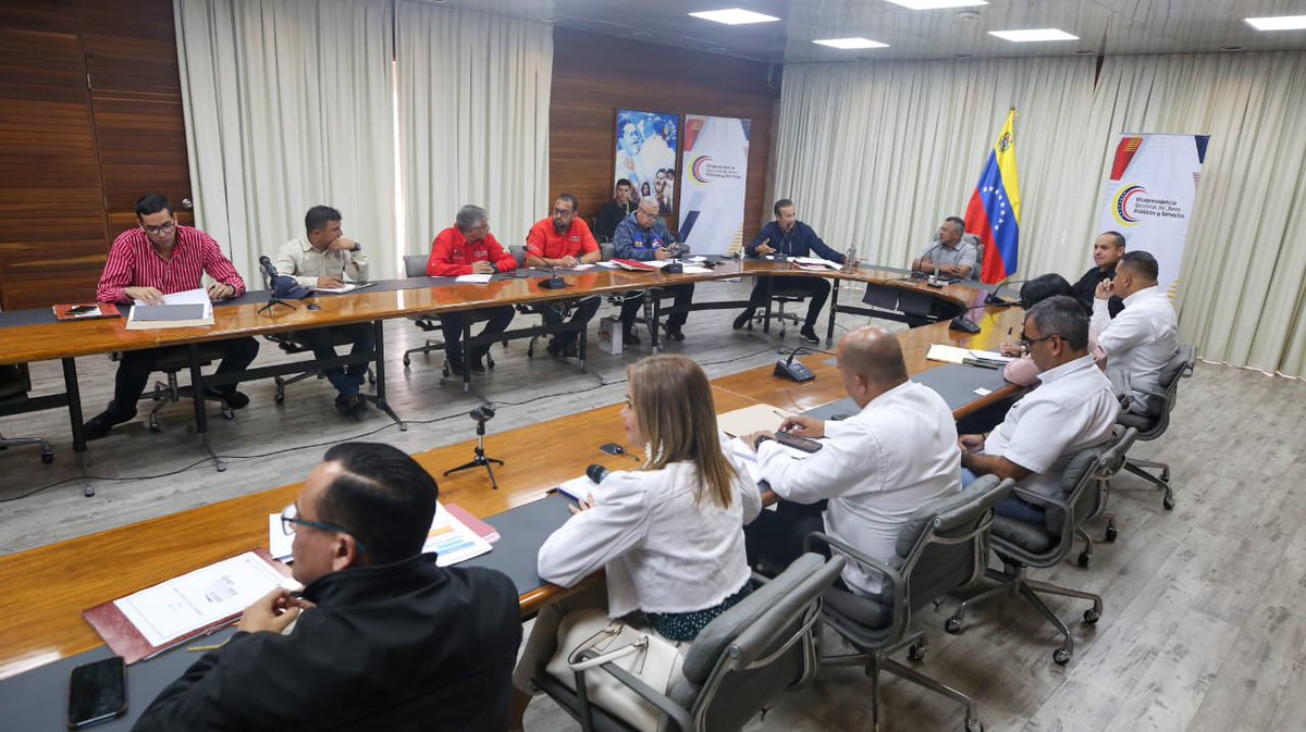 #Entérate || G/J <a href="/NestorLReverol/">Néstor Reverol</a>: Junto al gobernador <a href="/josemvasquez/">José Vásquez</a> evaluamos el Plan Regional para la Atención Vial que comprende la colocación de asfalto, bacheo, señalética e iluminación en distintas calles y avenidas

#CongresoMundialDePoesía