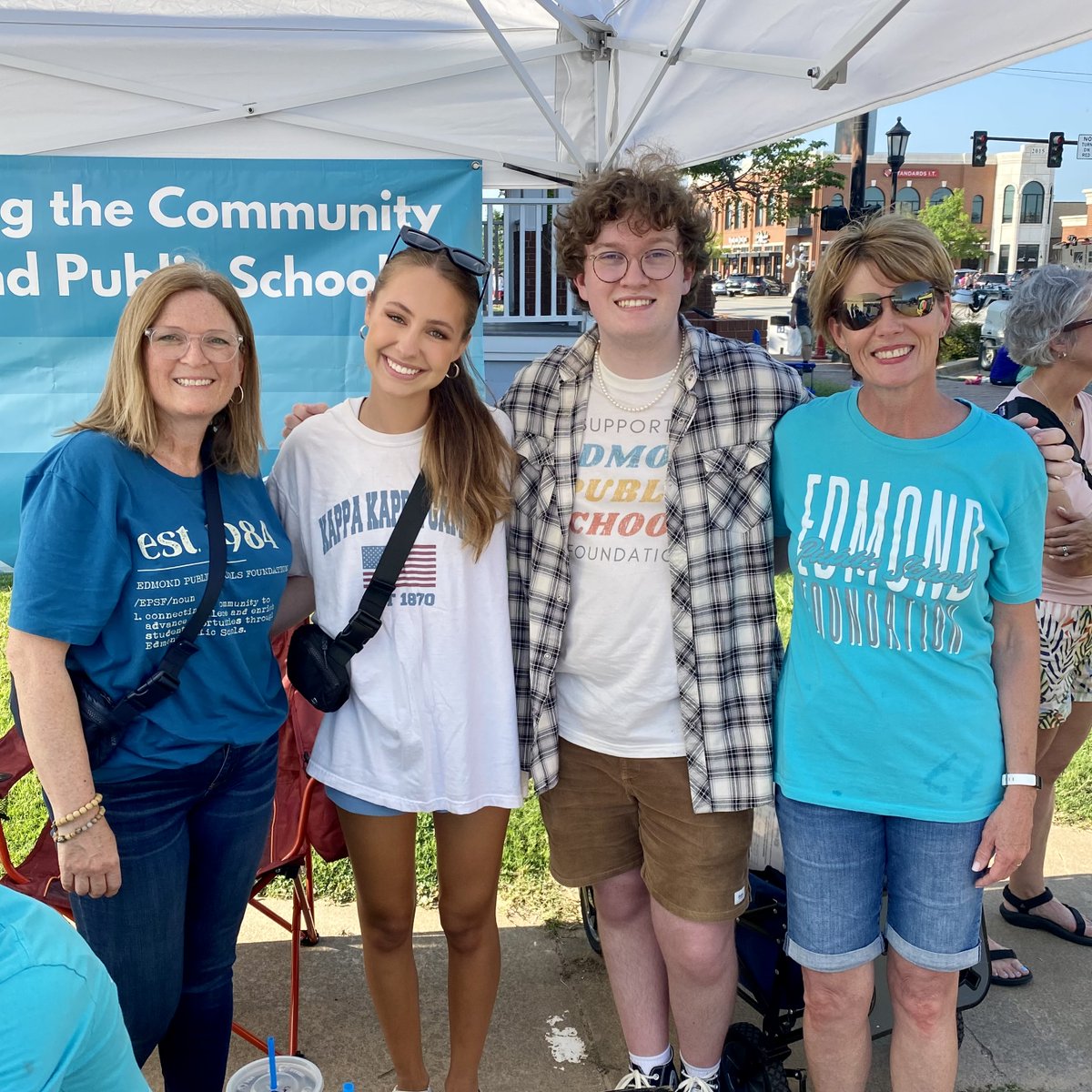 EdmondPSF's tweet photo. We had so much fun @heardonhurd celebrating our past Student Ambassadors and our incoming class of Student Ambassadors! We even had students from the first year of the program stop by to say hello 👋 Learn more about our EPSF Student Ambassador program: https://t.co/RydMBeAX3M https://t.co/snvjiQ5smP