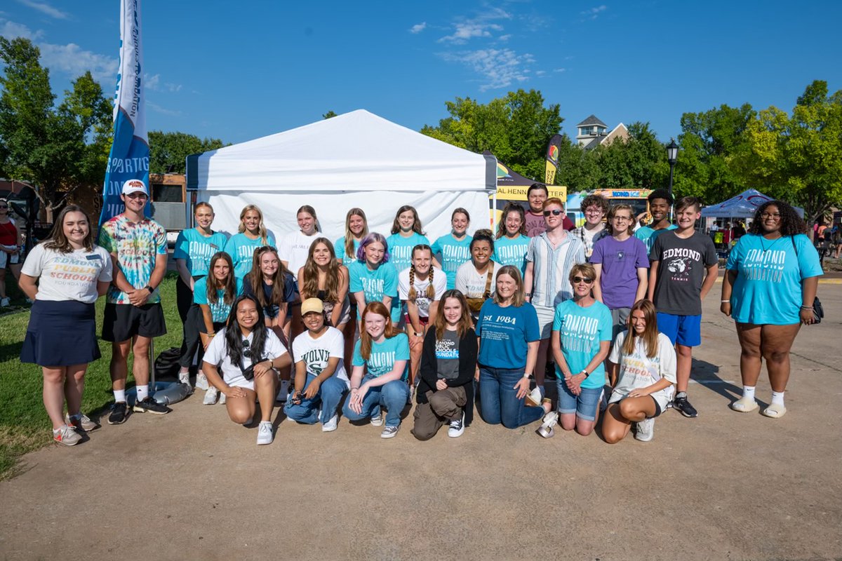 EdmondPSF's tweet photo. We had so much fun @heardonhurd celebrating our past Student Ambassadors and our incoming class of Student Ambassadors! We even had students from the first year of the program stop by to say hello 👋 Learn more about our EPSF Student Ambassador program: https://t.co/RydMBeAX3M https://t.co/snvjiQ5smP