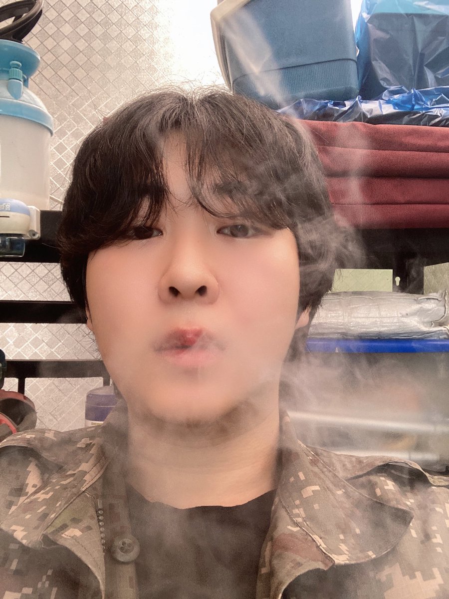 useless_life__'s tweet photo. 요즘 근황
1.트친 형네서 17일간의 동거(?) 마치고 집으로 옴
2.오늘 예비군 감
3.피부 십창남
4.머리 다시 기르는 중인데 어케 할지 모르겠음
5.체중은 줄었는데 살은 그대로인거 보니 근육빠진듯
6.술을 좀 줄인듯
7.롤에 다시 빠짐
8.LG 계약직 합격해서 8월 입사 https://t.co/BeuNFzVq77