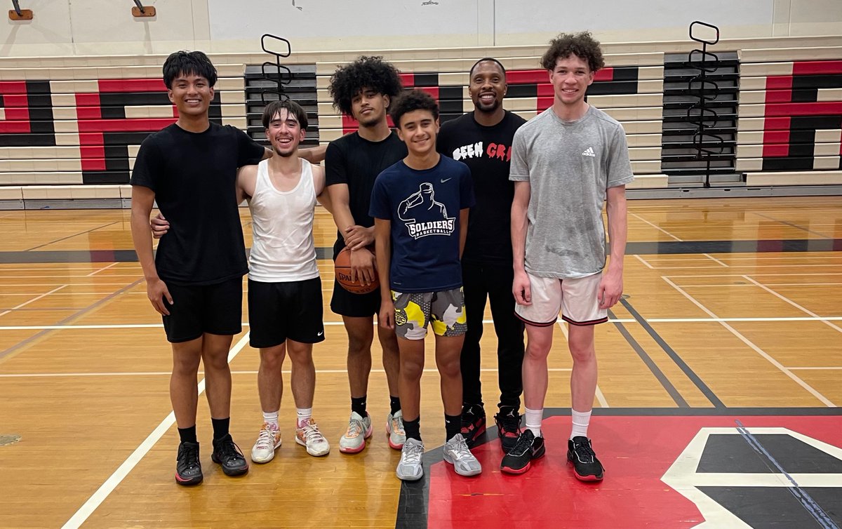 Humble831's tweet image. The RepsxSets crew got to get some knowledge from my bro a WCC St. Mary’s legend @Euro_E_Row #attacklife