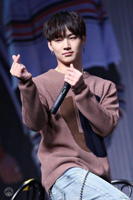 GOT7_MENTIONS's tweet photo. Lunes de JayB, haciendo un corazón o formando un corazón 🌴💚
@jaybnow_hr #Jaebeom   #제이비 #GOT7  #갓세븐 @GOT7Official @GOT7 https://t.co/EB5yFKTsBv
