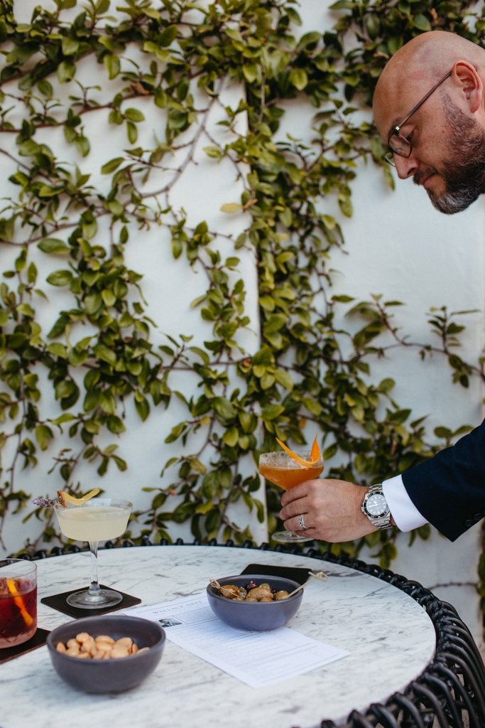 ojaivalleyinn's tweet photo. Warm summer nights call for drinks and appetizers al fresco!
Enjoy one of our signature Wallace Neff Bar cocktails on the patio and savor in an Ojai evening.
#OjaiValleyInn #WallaceNeff https://t.co/7RdQn9Bg63
