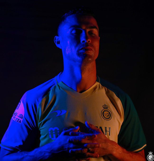 “Me criticaram por ter vindo para a Liga Saudita, e o que aconteceu agora? Eu abri o caminho. Agora todos os jogadores estão vindo para cá”.

— Cristiano Ronaldo

ELE É FODA PRA CARALHO!
