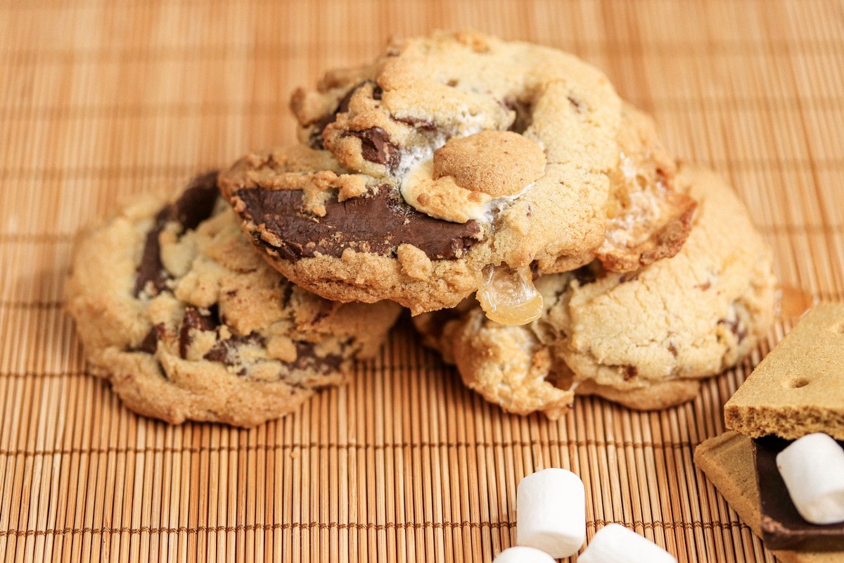 #Glutenfree Smoreables Cookies. Bookmark this one because you'll want to make these again and again. Graham Crumbs, chocolate and marshmallows all bound with our legendary All Purpose Flour. Recipe buff.ly/46rLp72 #glutenfreecookies #glurenfreesmores #glutenfreeflour