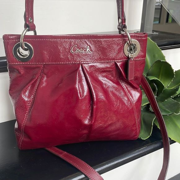 HenryWyatt's tweet photo. So good I had to share! Check out all the items I'm loving on @Poshmarkapp #poshmark #fashion #style #shopmycloset #coach: https://t.co/fYNNR5wDqH https://t.co/Bt56n7Br3r