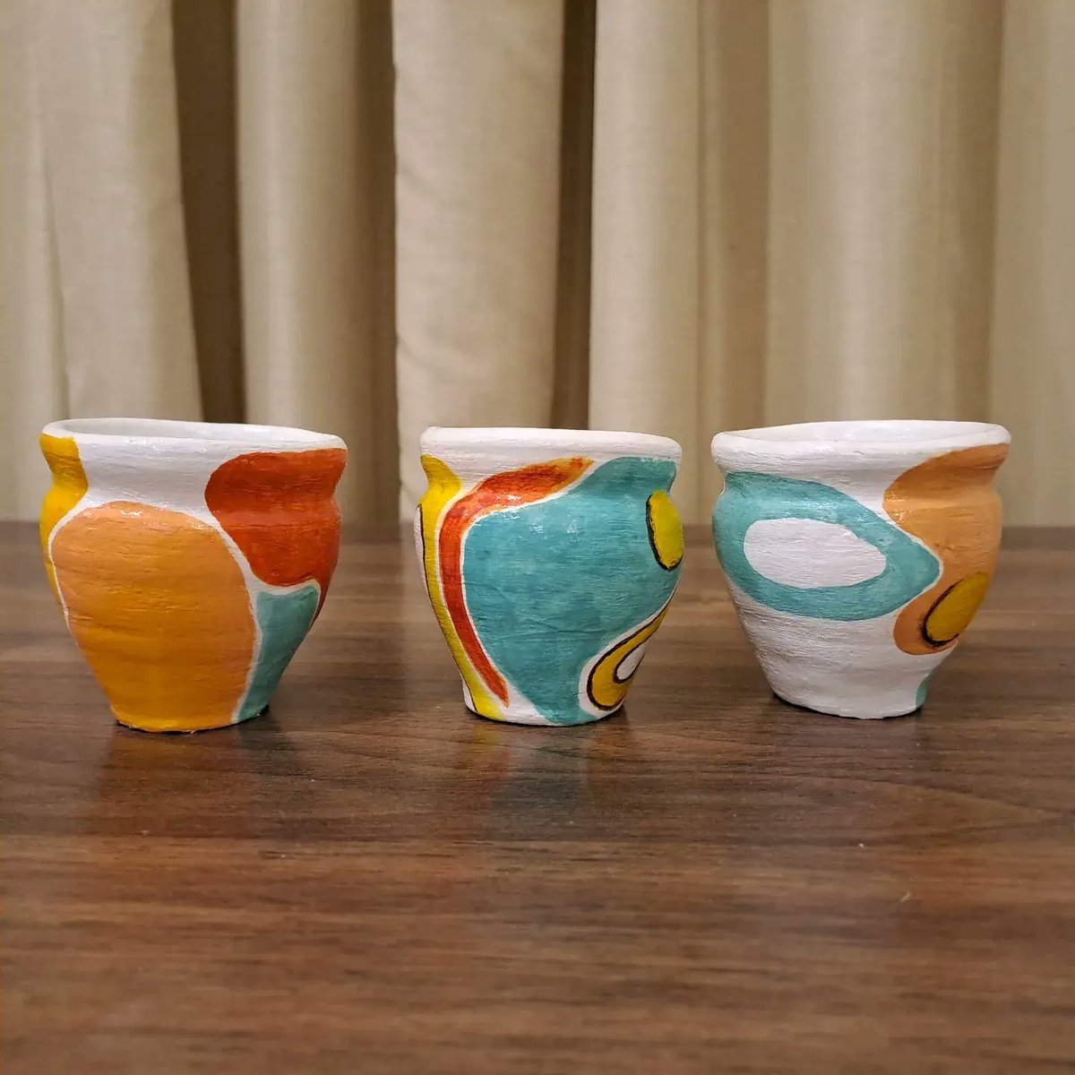 artbysitwat's tweet photo. Abstract designs with acrylic paints on clay cups 🎨
#artbysitwatfatima #painter #ArtistOnTwitter #decoration #giftideas #gift #customizable #commissionsopen #artist #acrylicpainting #homedecor #artdeco #shelfdecor https://t.co/QFyxL40Q7t
