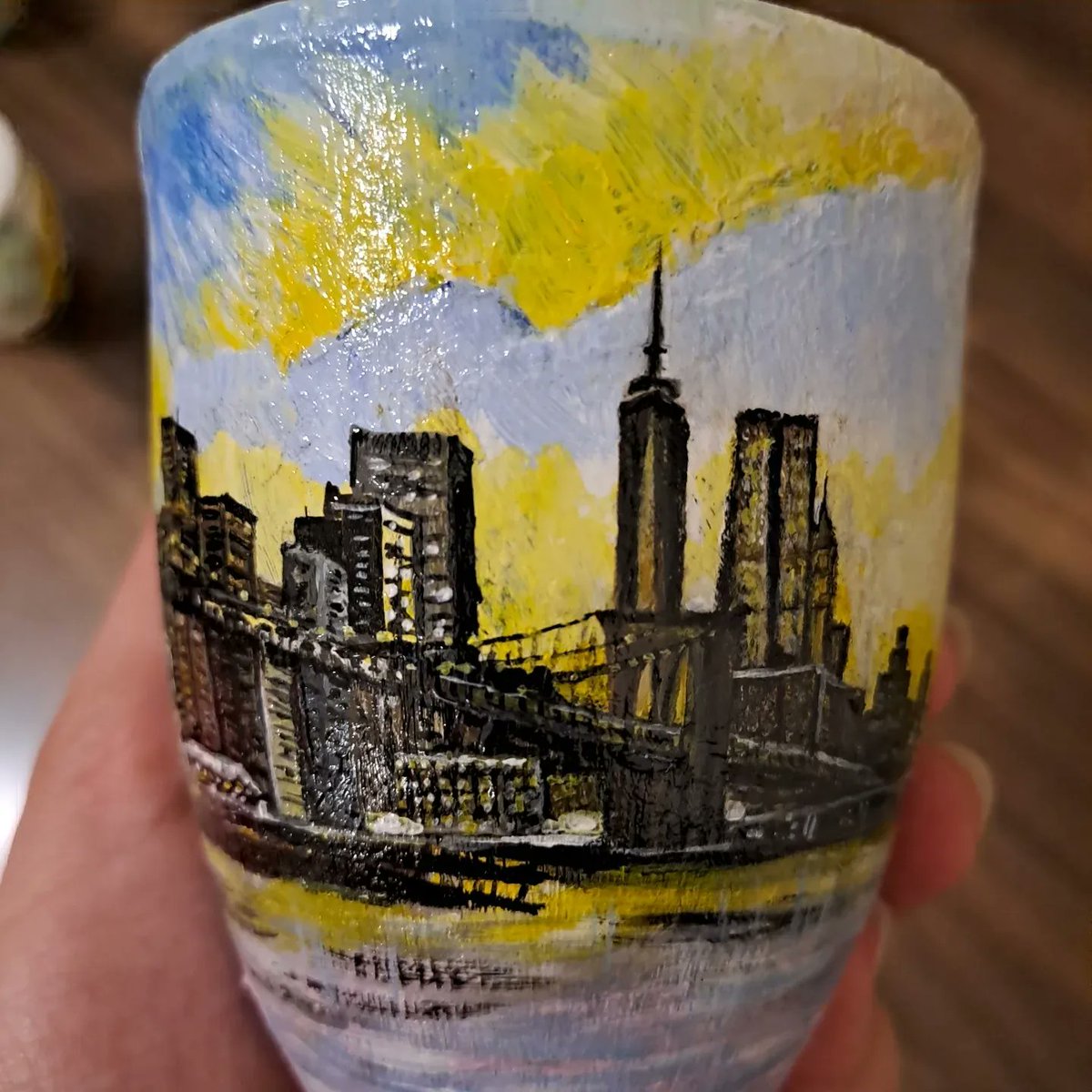 artbysitwat's tweet photo. I painted the NYC skyline on this clay cup 🌟💫✨️🌇
#artbysitwatfatima #painter #ArtistOnTwitter #decoration #giftideas #gift #customizable #commissionsopen #artist #acrylicpainting #homedecor #artdeco #shelfdecor https://t.co/12LJxQR05W