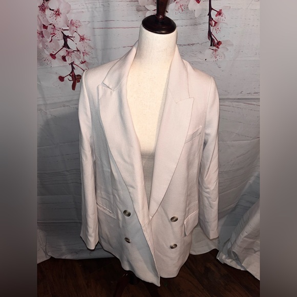 So good I had to share! Check out all the items I'm loving on <a href="/Poshmarkapp/">Poshmark</a> from <a href="/elliehon12/">Hon12</a> #poshmark #fashion #style #shopmycloset #mickeyco #hm: posh.mk/eCvlelGhwBb