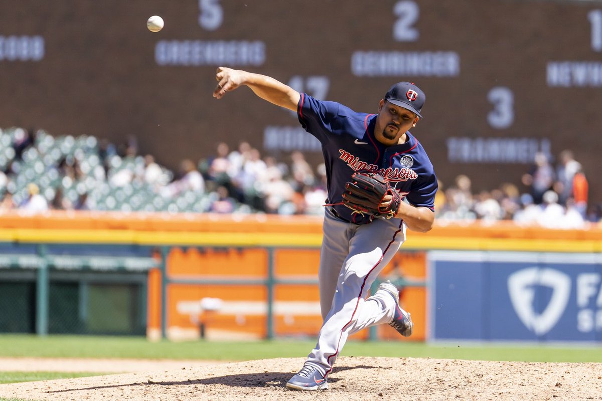 TrystanMagnuson's tweet photo. Notice that pitchers don’t pull with the glove, but rather throw with the shoulder of their throwing arm. (The glove stays in front of their core)

It’s a whip-the-throwing-shoulder-towards-the-plate kind of a feeling. https://t.co/VEVOEvMt5g