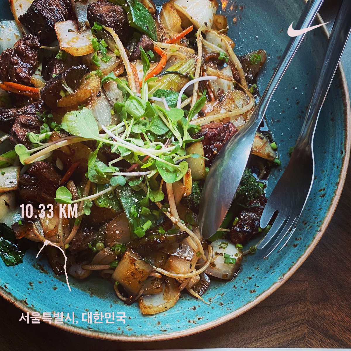 yeonree's tweet image. 투덜투덜 조잘조잘 길게 썼다가 지웠다. 기분 좋게 시작해야지. 지나가면 잊혀지는, 하찮고 사소한 일에 나의 하루를 망칠 순 없어. 🌈🍑

#runrunbabyrun🏃🏾‍♀️