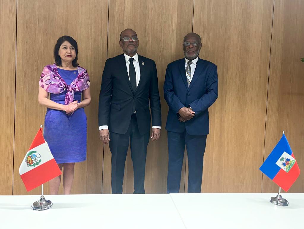 Canciller Gervasi se reunió con el Primer Ministro de Haití, Ariel Henry, quien informó sobre la situación del país caribeño y solicitó el apoyo de nuestro país, al tiempo que la Canciller Gervasi reafirmó el apoyo del Perú a los esfuerzos multilaterales de ayuda a Haití.