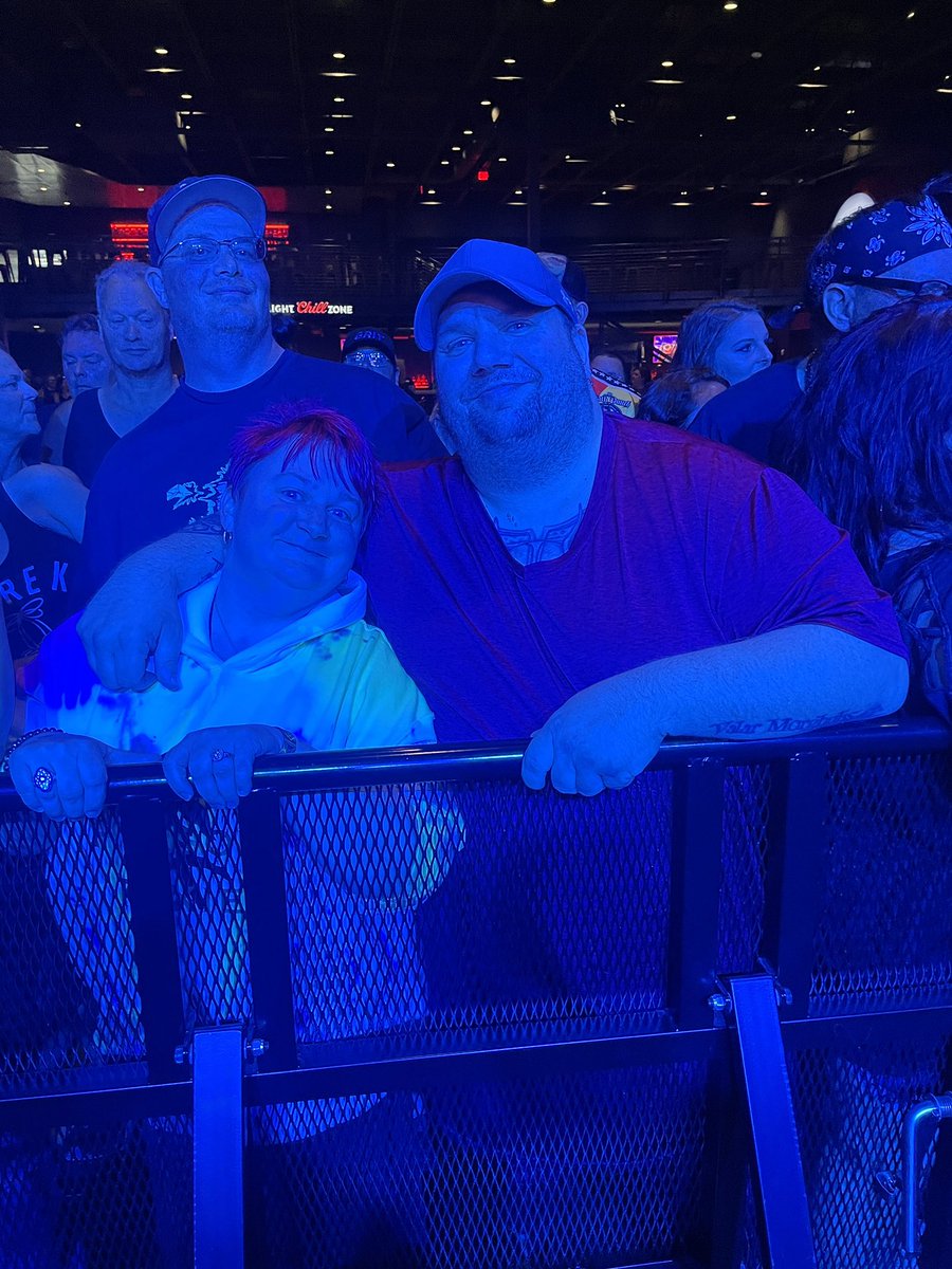 reddvlboy's tweet photo. She made it to the front for @Shinedown @EPICGreenBay @RazorWisconsin @KTRGRocks #iamrazor https://t.co/mwkHJ1gM4T