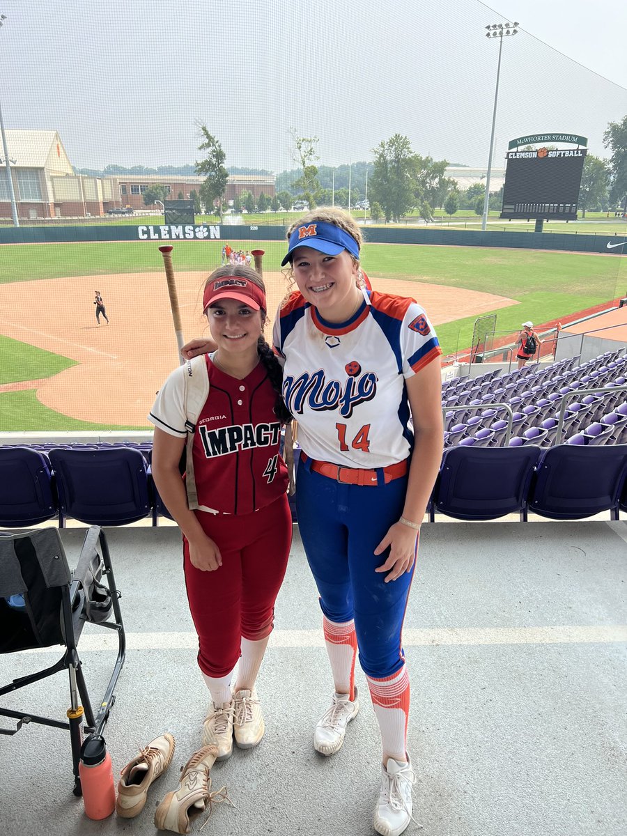 MadisonPena2025's tweet image. So happy to see my softball sisters @AveryRamey2026 and @meganwoodridge at @clemsonsoftball camp #differentcolor #foreversisters