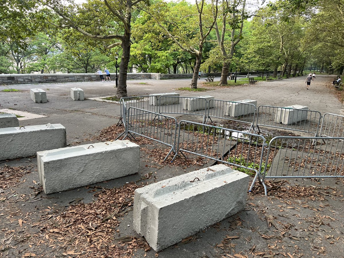 What is the meaning of the Riverside Park Barrierhenge encircling Lake Stagnant? Astronomical observatory? Druidic temple? @RiversideParkNY @NYCParks