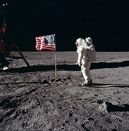 URDailyHistory's tweet photo. 20 July 1969: U.S. #astronauts Neil #Armstrong and Buzz #Aldrin make the first manned landing and take the first steps on the #Moon during the #Apollo 11 mission. Their steps were carried on live TV. #history #HistoryMatters #OTD #ad https://t.co/xTREJiKX7o https://t.co/gSoRXrIxrA