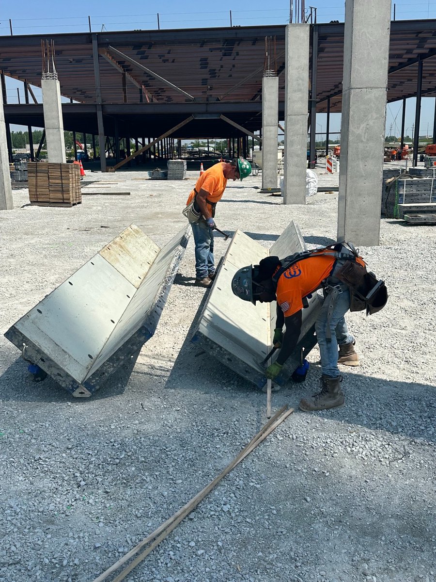 MidAmCarpenters's tweet image. #Local272 members have been working setting columns at the new Wind Creek Casino in East Hazel Crest, IL. They hit the jackpot choosing Union Carpenters for this build! Keep the good work Brothers!
#UnionProud #MidAmCarpenters

📸: Al Jotautas