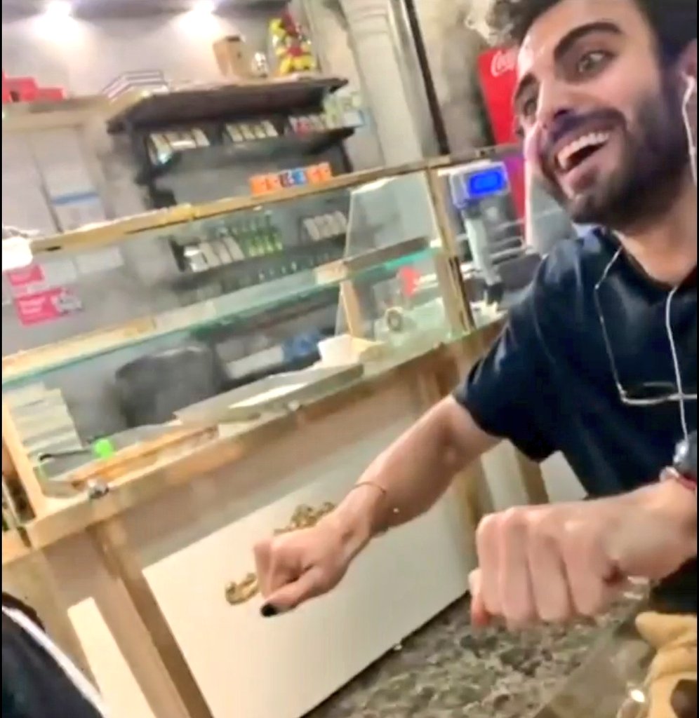 pinebaste's tweet photo. محمد مثل تو نبود؟
عقاید تورو نداشت؟
خب مثل منم نبود
محمد مثل ما نبود
دوست احمق من ما هیچکدوممون شبیه به هم نیستیم
اماهدفی مشترک داریم
ازهمون اول هم برای همین هدف بوده که رنج کشیدیموخون دادیم
چشماتو وا کن و محمدو از خودت ببین
شرافت زن و مرد نداره
به رنج هاهم کمی فکرکن
#محمد_صادقی https://t.co/l00o8d1G6l