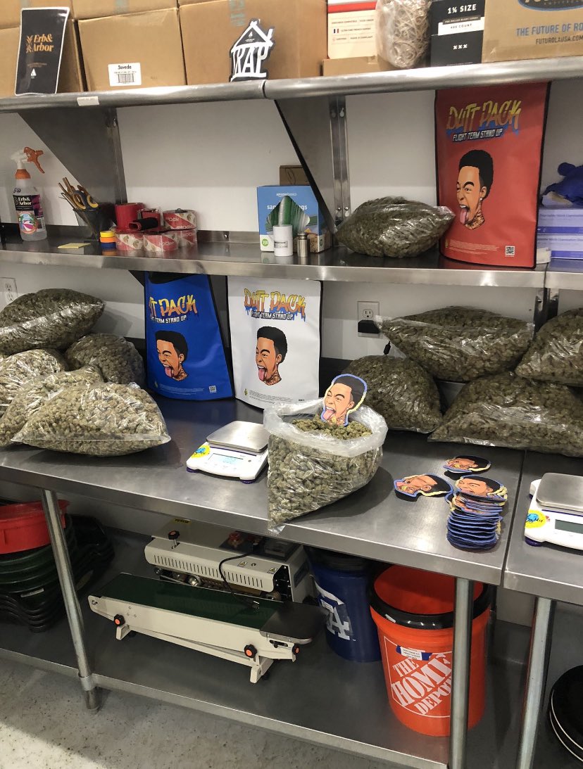 VisiblyPleased's tweet photo. that flight pack about to have me so stupid 😭 https://t.co/k7zWTACy67