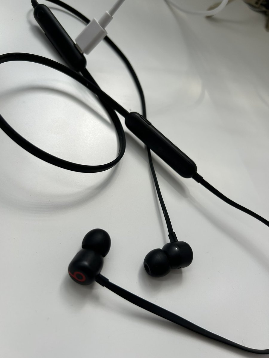 k_kamitani's tweet photo. 昨日から調子悪かった #beatflex が朝からぜんぜん電源が入らないー
電源&ボリューム下げボタン長押しも、電源ボタンひたすら長押しも効果なく…
何とか直ってくれないかー https://t.co/EcafYfOyBk