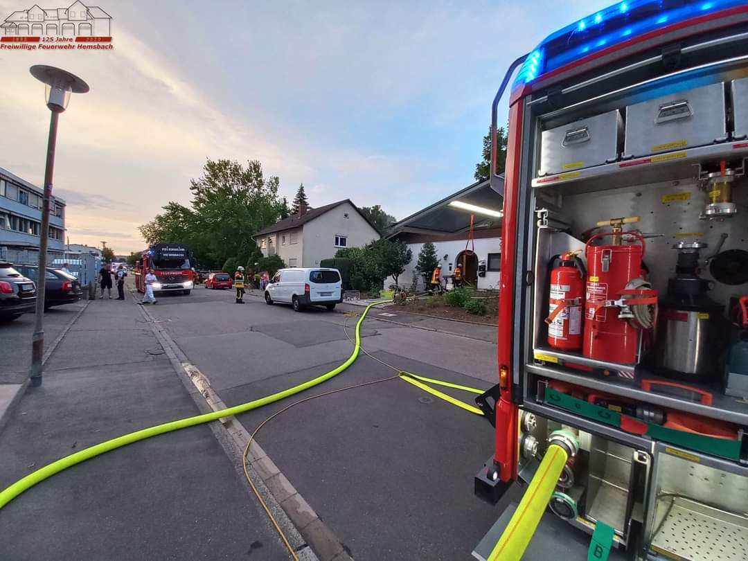 Am Samstag Abend musste ich mit ansehen wie die Feuerwehr versucht unser Haus zu löschen. Meine Wohnung ist aktuell nicht mehr bewohnbar und ich konnte mit meiner Frau, den Katzen und ein paar Sachen zu meiner Mutter ziehen...