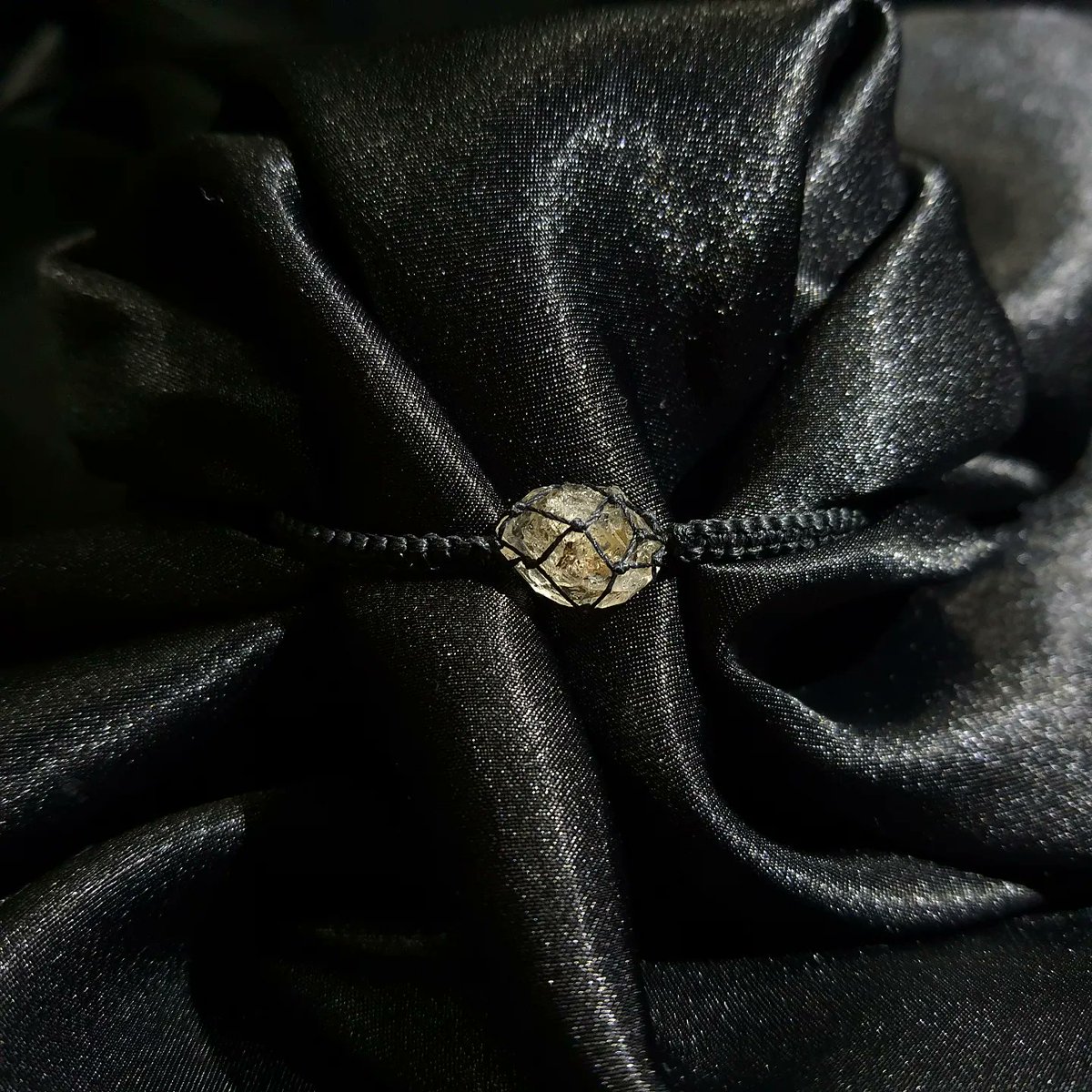 kphandmade's tweet photo. สร้อยข้อมือถักเชือก : ปิโตรเลียมควอตซ์ 
**ที่เห็นเลืองแสงสีฟ้า อันนั้นส่องโดยไฟฉาย UV นะคะ

🤍ราคา 325.- จัดส่งฟรี https://t.co/BuhpL8leI1