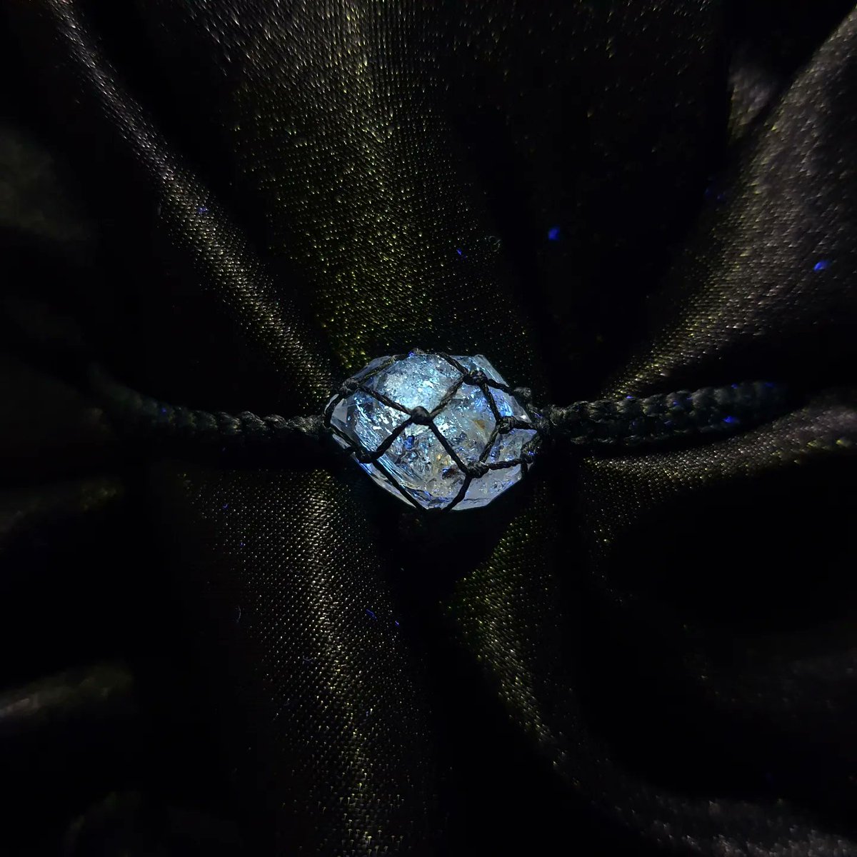 kphandmade's tweet photo. สร้อยข้อมือถักเชือก : ปิโตรเลียมควอตซ์ 
**ที่เห็นเลืองแสงสีฟ้า อันนั้นส่องโดยไฟฉาย UV นะคะ

🤍ราคา 325.- จัดส่งฟรี https://t.co/BuhpL8leI1