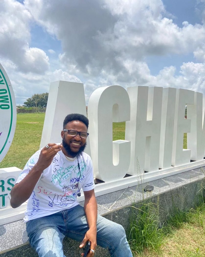 Itsofficialsov1's tweet photo. Delayed but never too late....thank you God,it's been only your grace God.🙏🙏
A huge thanks to family and friends for all your support all the way
#masscomgraduate #lifeofanamputee #sovtotheworld https://t.co/FgyyJtADIm