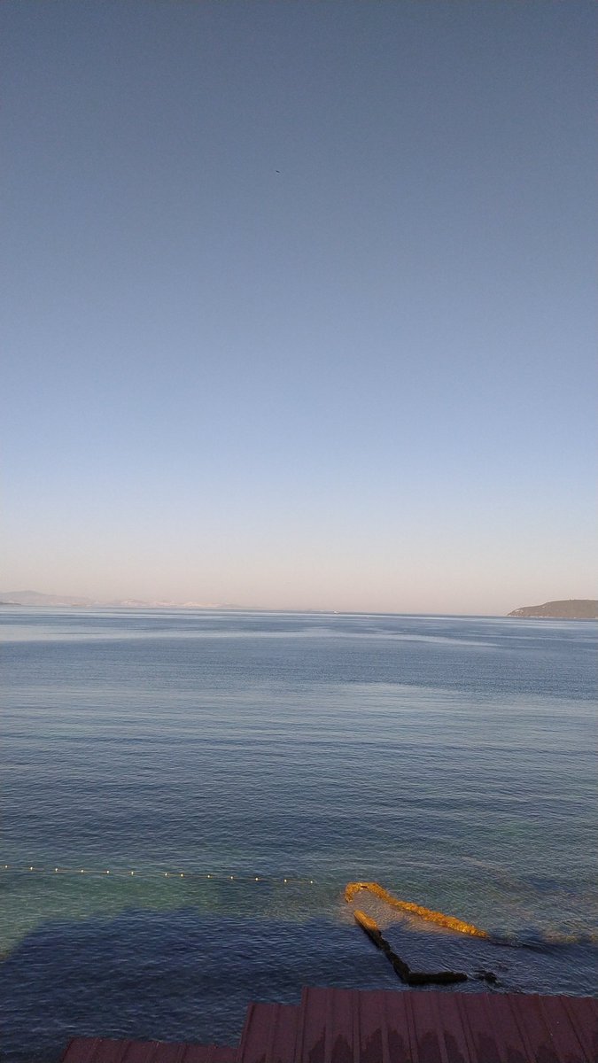 Sabah gözünü açıyosun , karşında deniz ve begonviller, fonda cırcır böceği.. 🫠🫠