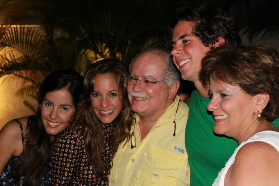NituPerez's tweet photo. Siempre sonreído, bromeando, rodeado de la familia que tanto te quiere y en ella vivirás por siempre, en todos nosotros estarás presente.  Gracias por tus ocurrencias y alegría constante hasta en los tiempos difíciles. Descansa tranquilo. Lo hiciste muy bien. Harás falta y mucha! Saber que estás en el cielo nos reconfortará.
