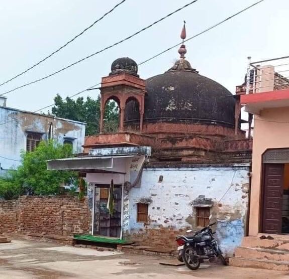Jatassociation's tweet photo. महाराजा सूरजमल के वंशज ॥ 

रूप सिंह जाट की समाधि पर दबंगों द्वारा अवैध क़ब्ज़ा किया जा रहा हाँ ॥

जो हिंदू धर्म और संस्कृति के लिए वीर गति को प्राप्त हुए उनकी समाधियाँ भी सुरक्षित नहीं ॥

आप सभी हिंदुवादी और जाट भाइयों से आग्रह मामले को उठाने में साथ दें ॥ 

@DmBharatpur 
@BharatpurPolice