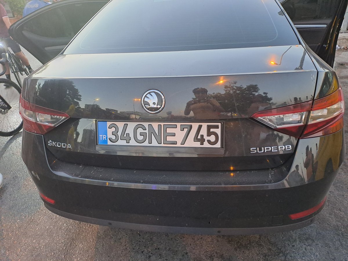 nokta3nokta3's tweet photo. Aracın içi uyuşturucu dolu 3 çevirmeyi geçebiliyor ve bir insanı öldürebiliyor @nevsinmengu @berkemceylan @sarpergunsal @SocratesDergi @IBBcozummerkezi @EmniyetGM https://t.co/Yu8xXXkO46