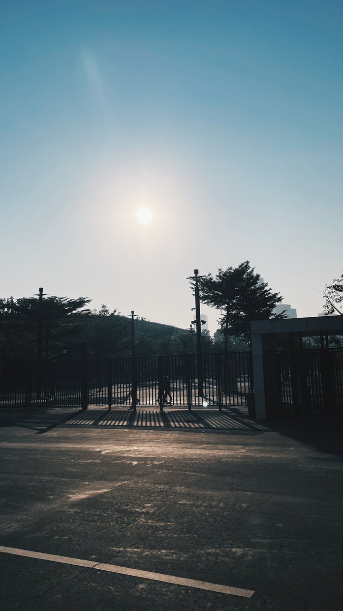 merymw's tweet photo. the joy of walking quietly under the sun in the early morning, it's feeling like our life wrap gently around us #morningmotivation #morning #Motivation #sunrise https://t.co/F2UilqoWwt