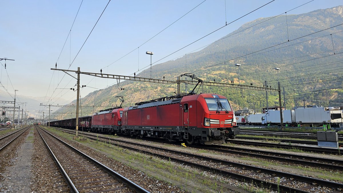 TWeinlein's tweet photo. Angekommen in #BR wird der Zug geteilt: Der Kollege von der #Schiebelok entkuppelt ungefähr bei der Hälfte der Wagen und steckt mir den Schluss neu.Sobald ich abgefahren bin umfährt der Kollege, macht die Bremsprobe am letzten Wagen und fährt dann mit seinem Teil runter nach #DO2 https://t.co/v5duG27I4R