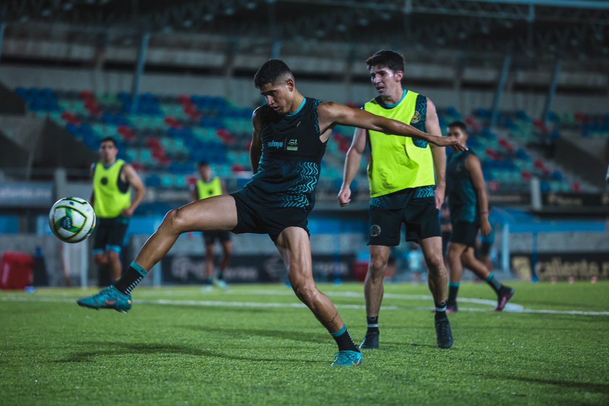 atleticolapaz's tweet photo. Entrenamiento a tope en el Guaycura 😎

La fortaleza de la 5 de mayo está lista para recibir a @RealSporting el próximo Domingo 23 de Julio en punto de las 7:30P.M.

Adquiere tus boletos y conoce el nuevo jersey paceño que está HER-MO-SO : https://t.co/j4rBNlUkk8

#SomosPAZion https://t.co/89bfNy26dz