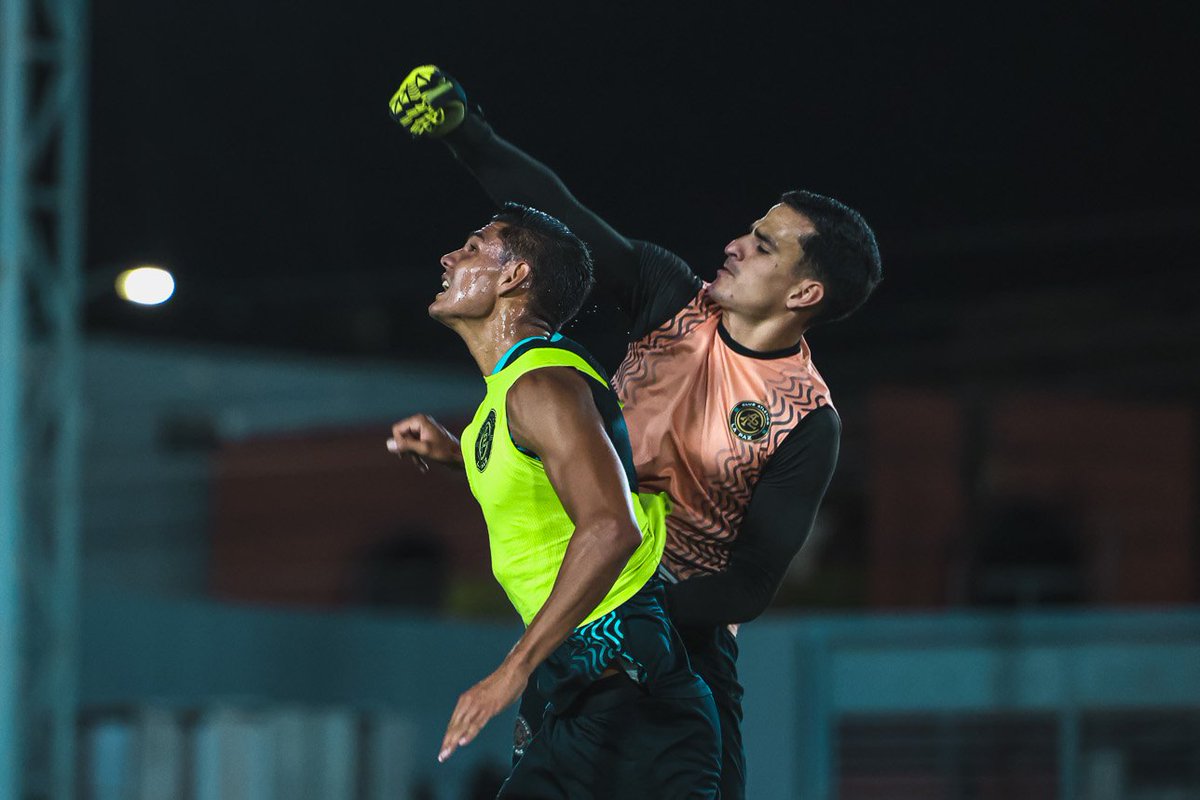 atleticolapaz's tweet photo. Entrenamiento a tope en el Guaycura 😎

La fortaleza de la 5 de mayo está lista para recibir a @RealSporting el próximo Domingo 23 de Julio en punto de las 7:30P.M.

Adquiere tus boletos y conoce el nuevo jersey paceño que está HER-MO-SO : https://t.co/j4rBNlUkk8

#SomosPAZion https://t.co/89bfNy26dz