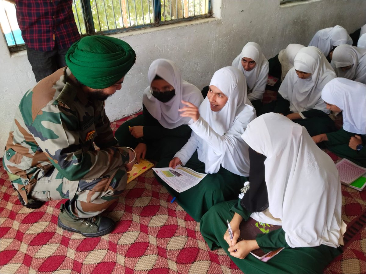 JannateKashmir8's tweet photo. Celebrating the World Youth Skill Day with budding talents 
#Worldyouthskillday
#indianarmy 
#Kashmir https://t.co/SlHLsCNgHL
