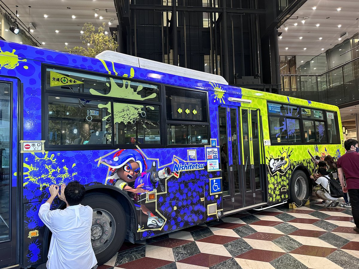 SplatoonJP's tweet photo. 西日本鉄道さんとのコラボバスが、本日から8/31までの期間限定で、福岡市内を運行中だ。
車体のインク型ステッカーは、イベントに参加された皆さんの手で貼られたもので、オリジナルのデザインとなっている。

夏休みにお出かけの際、利用してみてはいかがだろうか。

#スプラトゥーン3
#天神ウォーク https://t.co/pcpwvk7fQe
