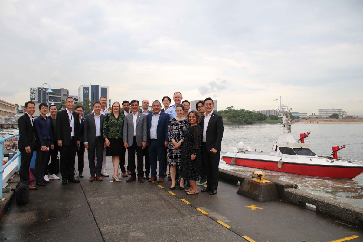 DefenceScience's tweet image. During a meeting with ST Engineering, @CDS_Australia and other S&amp;amp;T leaders delved into 🇸🇬 maritime &amp;amp; autonomy capabilities. They witnessed a demonstration of VENUS, a fully autonomous uncrewed surface vehicle designed for multi mission requirements #innovation #autonomoustech