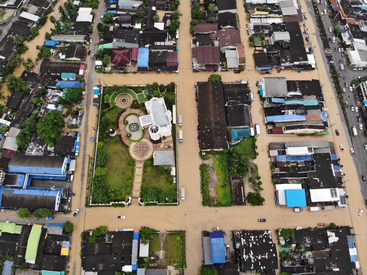 pleunpit_Ch9's tweet image. น้ำท่วมระนอง ฝนที่ตกต่อเนื่องกันตลอดทั้งคืนทำให้หลายพื้นที่ในตัวเมืองระนองมีน้ำท่วมขัง ขณะที่พื้นที่รอบนอกโดยเฉพาะอำเภอละอุ่นมีดินสไลด์หลายจุดควรเดินทาง ด้วยความระมัดระวัง @TNAMCOT