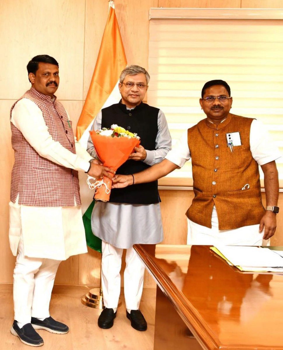 केंद्रीय रेल, संचार एवं इलेक्ट्रॉनिक्स और सूचना प्रौद्योगिकी मंत्री माननीय <a href="/AshwiniVaishnaw/">Ashwini Vaishnaw</a> जी को जन्मदिन की हार्दिक बधाई एवं शुभकामनाएं।

ईश्वर से आपके उत्तम स्वास्थ्य और दीर्धायु जीवन की कामना करता हूं।