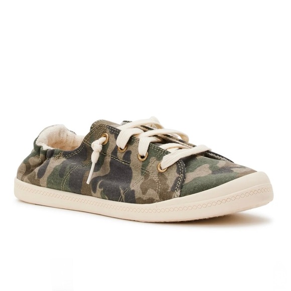 Gizshmax0902's tweet photo. So good I had to share! Check out all the items I'm loving on @Poshmarkapp #poshmark #fashion #style #shopmycloset #earth #adidas #timeandtru: https://t.co/aUYk08u5LQ https://t.co/QKLX4YvxWG