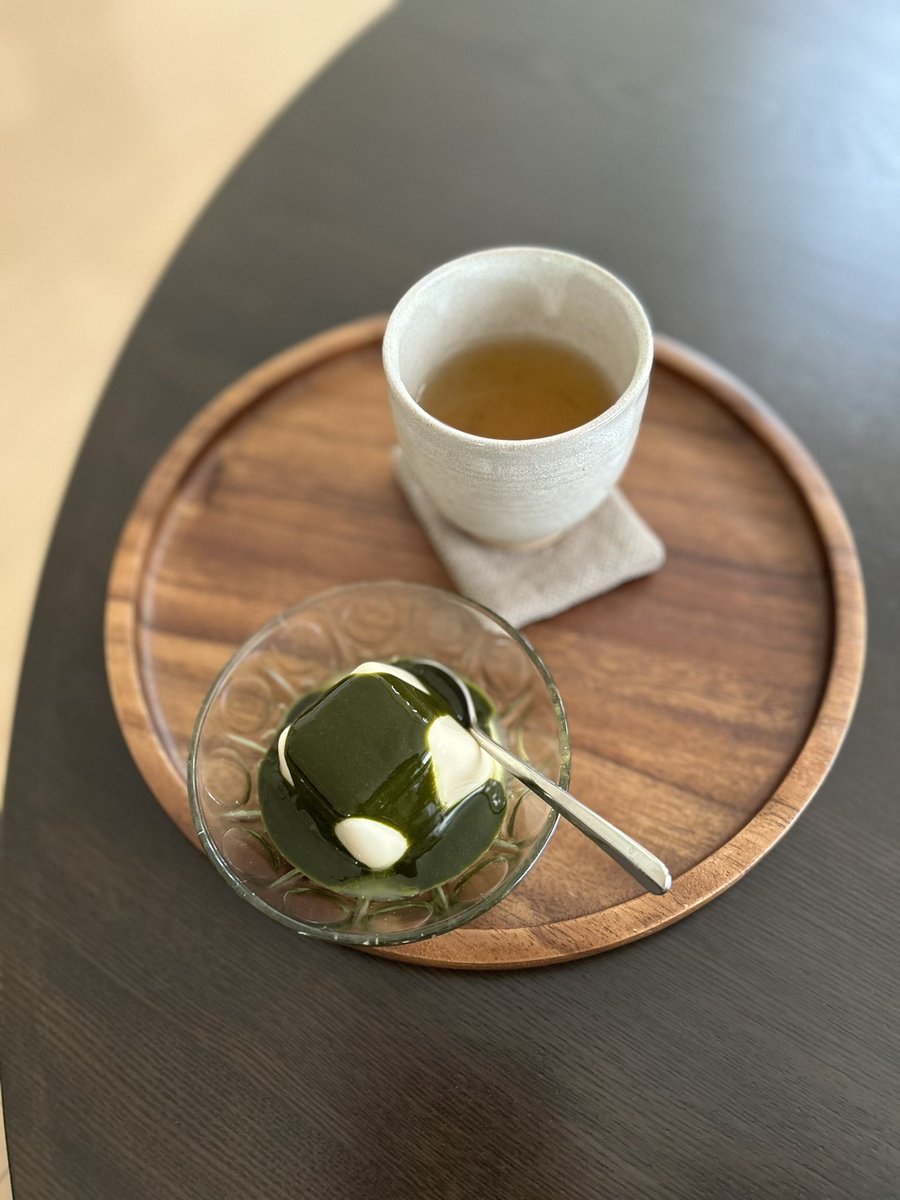 連日の猛暑。暑いのはイヤだけれど、冬の寒さは泣きたくなるくらいダメ。今日のお茶はSABOEさんのぼてぼて茶。優しい味わいのお番茶です。お供は茶の菓さんの「夏茶の菓」。パンナコッタに濃茶蜜をかけていただきます。

＃番茶