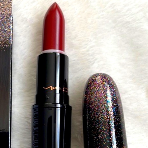 Moni98422873's tweet photo. So good I had to share! Check out all the items I'm loving on @Poshmarkapp #poshmark #fashion #style #shopmycloset #highlites #maccosmetics: https://t.co/Fra6ZxWcTQ https://t.co/HLExt1jGsu